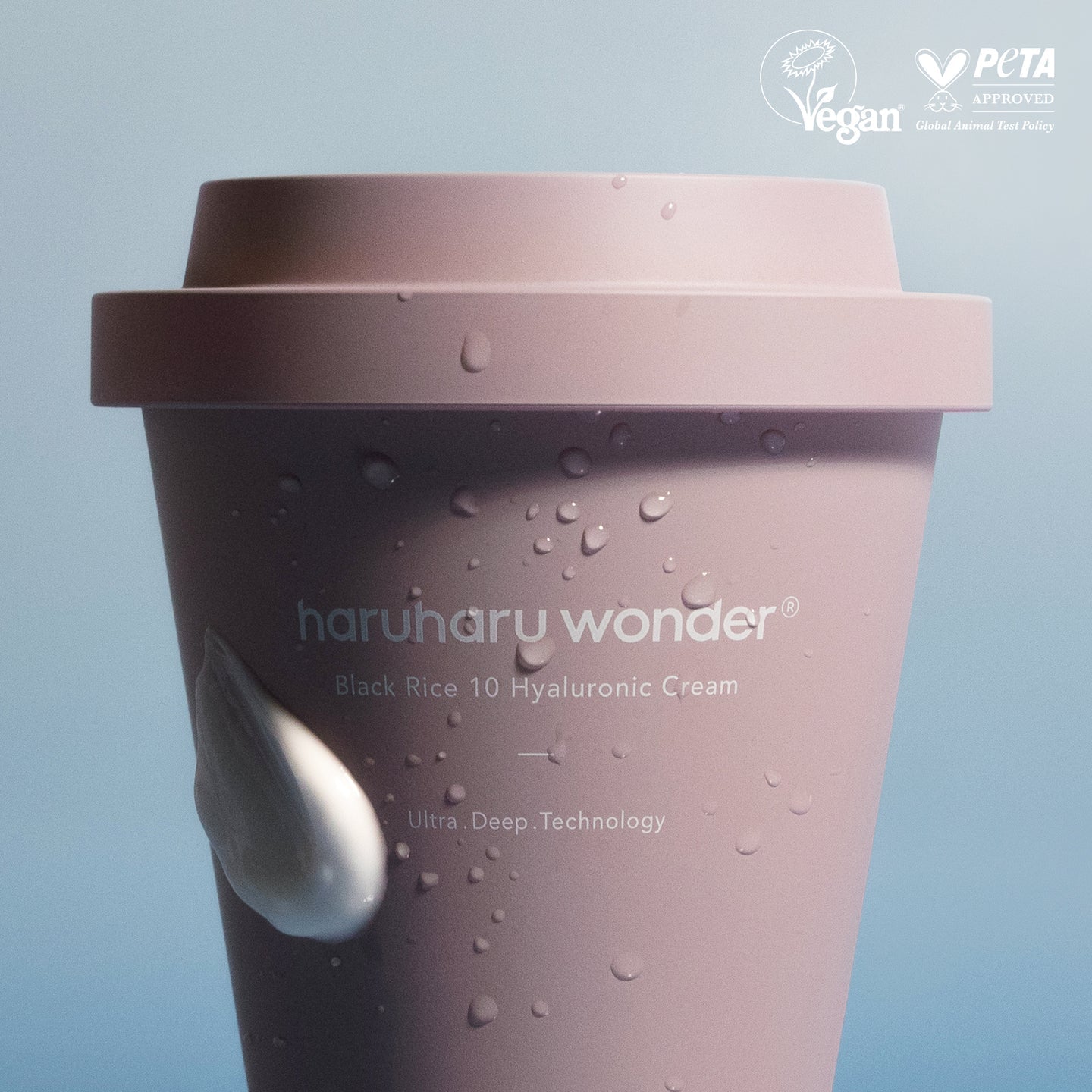 صورة Haruharu Wonder Black Rice Hyaluronic Cream بعبوة بنفسجية وعليها نقاط مياه